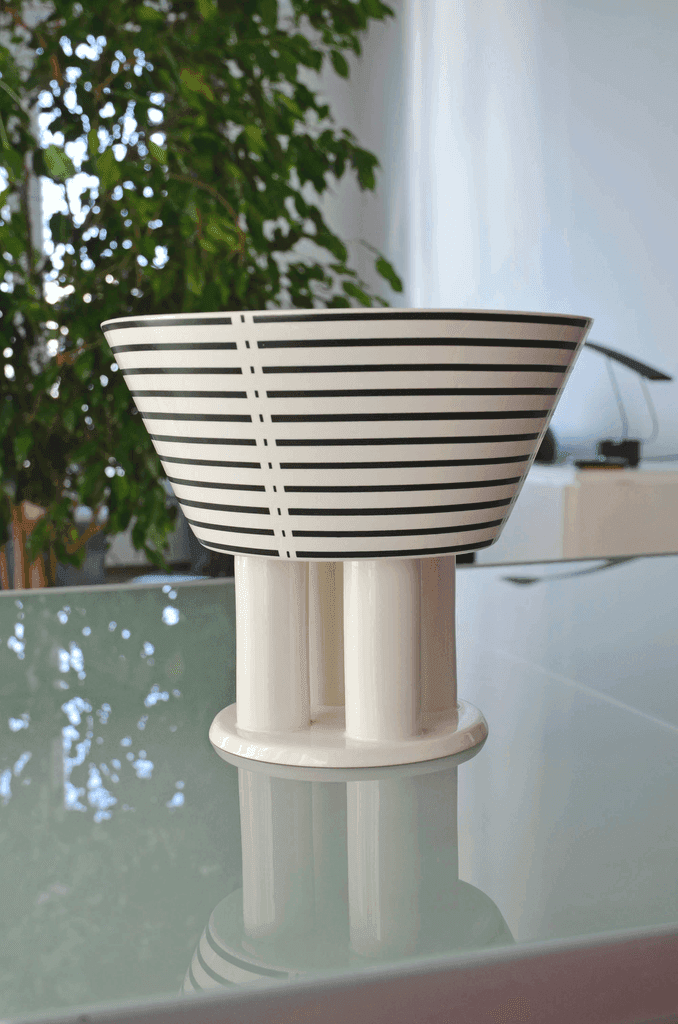 White pedestal Center Piece - Image 1 of 3
